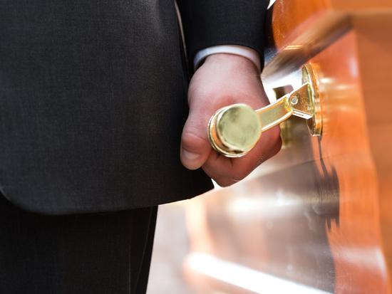 Mann h&auml;lt Sarggriff